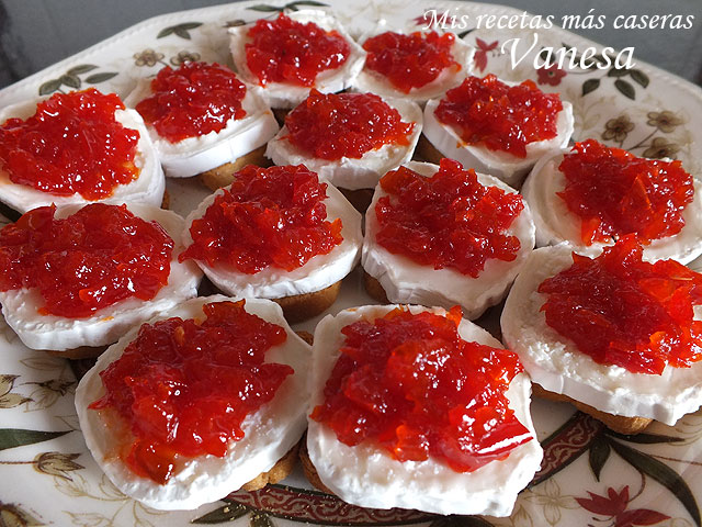 Tostas de queso de cabra y pimientos confitados (paso a paso), preparación tradicional