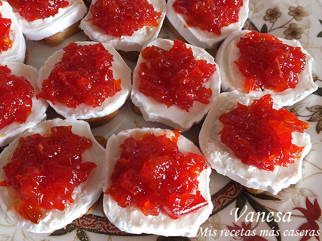 Tostas de queso de cabra y pimientos confitados (paso a paso), preparación tradicional