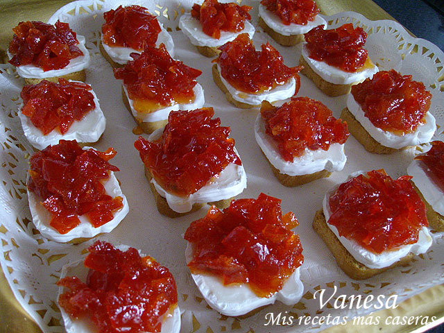 Tostas de queso de cabra y pimientos confitados