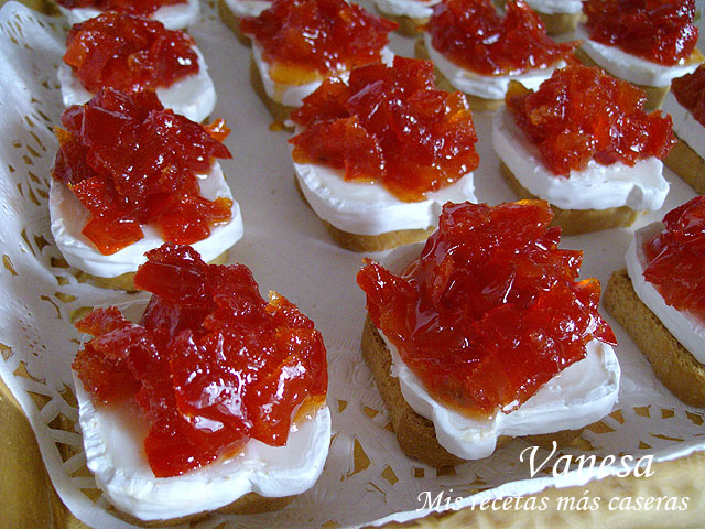 Tostas de queso de cabra y pimientos confitados