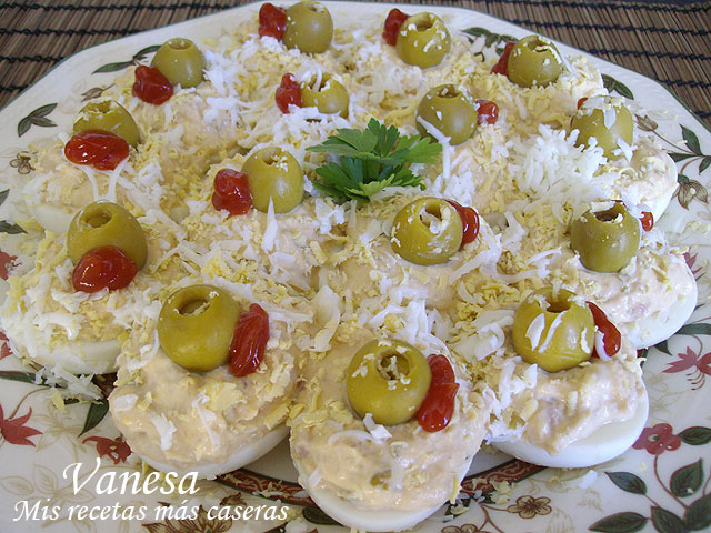 Huevos rellenos de atún