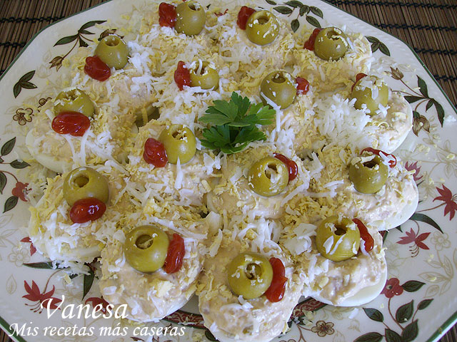 Huevos rellenos de atún