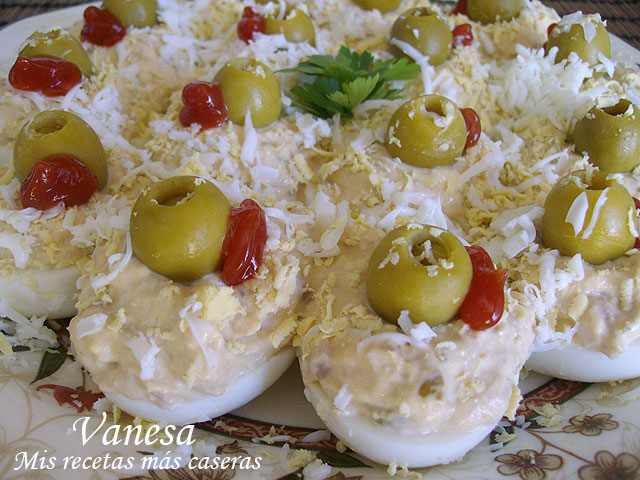 Huevos rellenos de atún