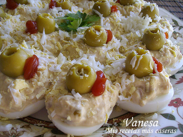 Huevos rellenos de atún