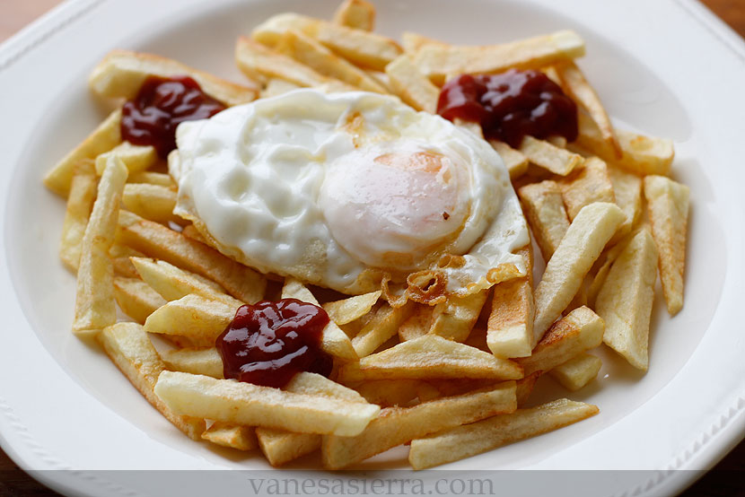 Papas fritas con huevo