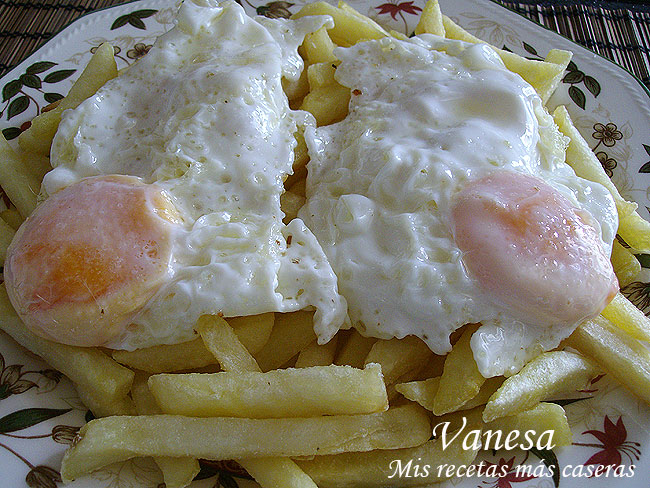 Papas fritas con huevo