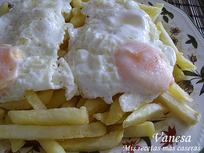 Papas fritas con huevo