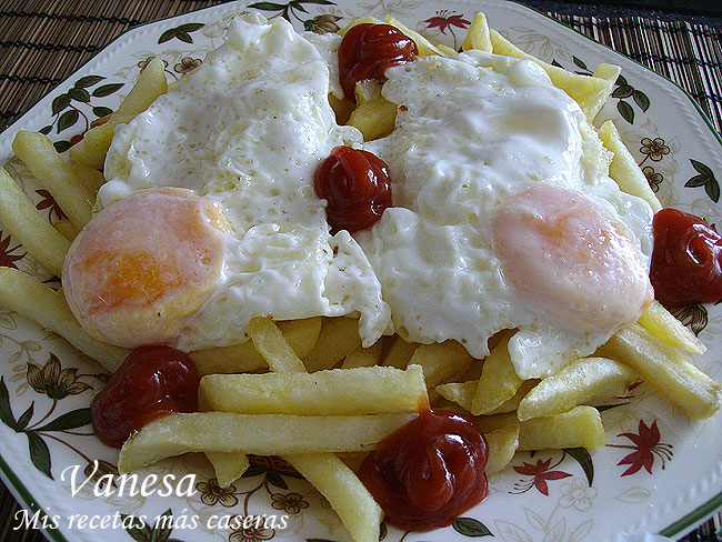 Papas fritas con huevo