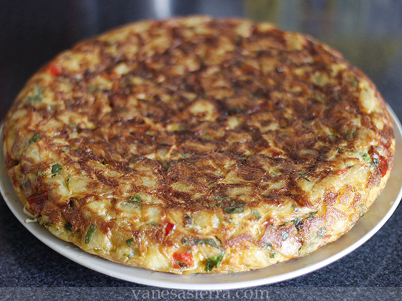 Tortilla española con cebolla, pimiento y perejil