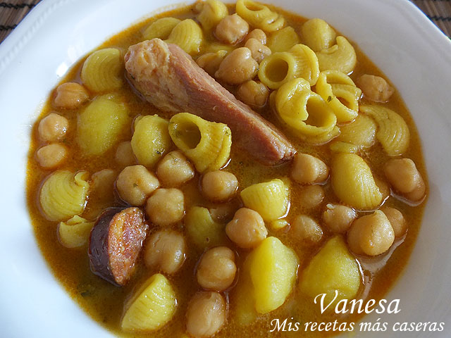 Rancho Canario con pasta tiburón o coditos