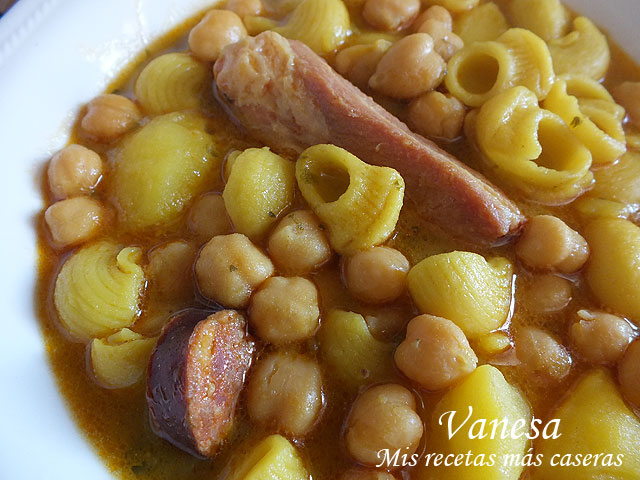 Rancho Canario con pasta tiburón o coditos