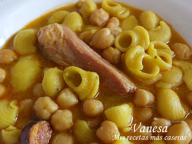 Rancho Canario con pasta tiburón o coditos