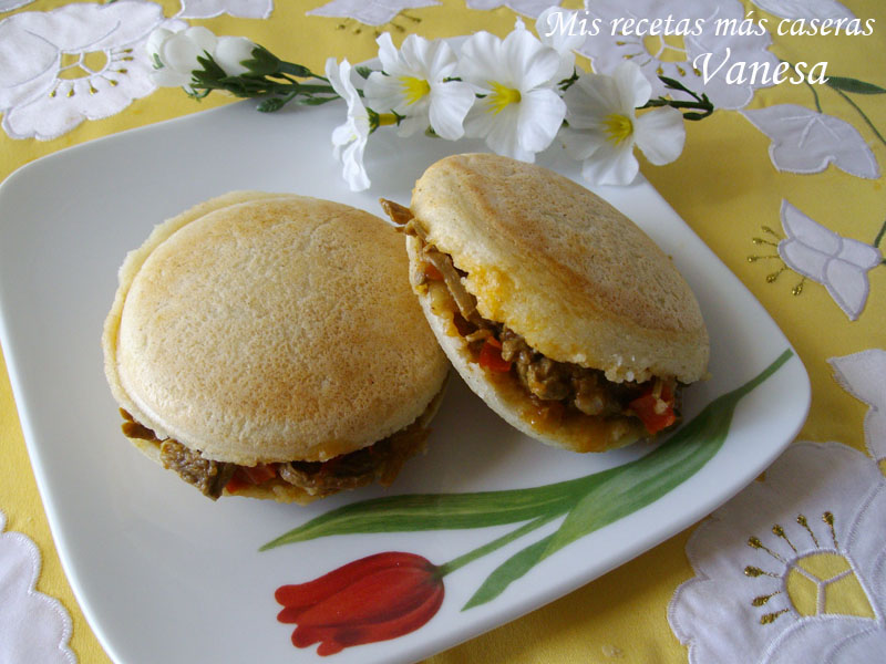 Arepas asadas de carne mechada