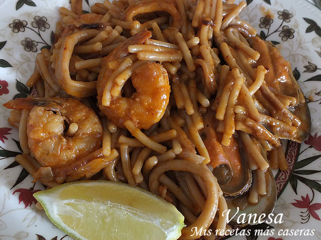 Fideuá de calamares, gambas y mejillones