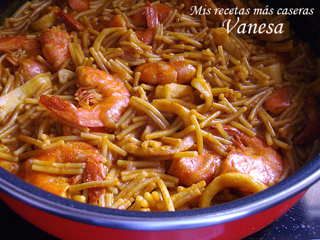Fideuá de calamares y gambas