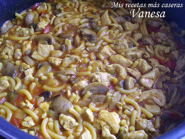 Fideuá de pollo y champiñones