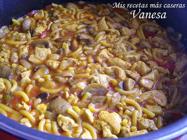 Fideuá de pollo y champiñones