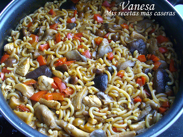 Fideuá de pollo y setas