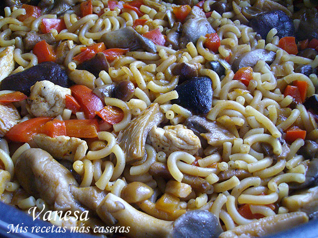 Fideuá de pollo y setas