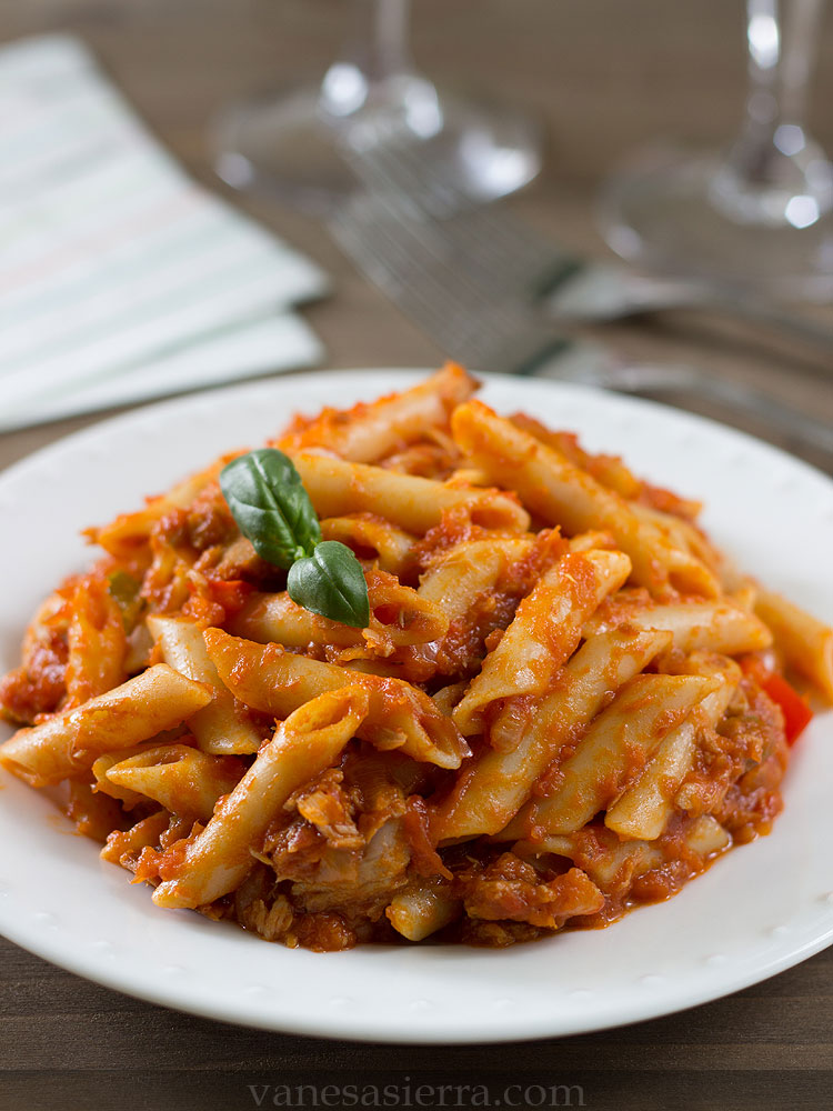 Macarrones con atún y tomate