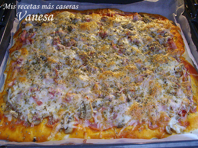 Pizza con jamón y champiñones