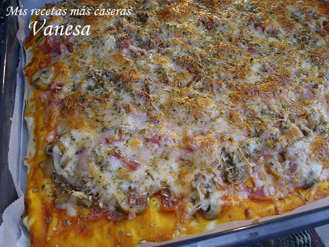 Pizza con jamón y champiñones