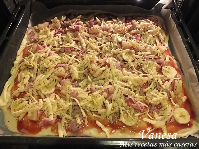 Pizza tropical con piña y plátano