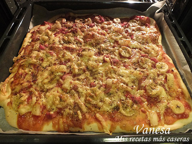 Pizza tropical con piña y plátano