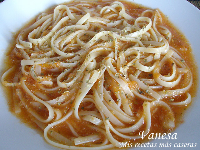 Tallarines con salsa de tomate natural al ajo y orégano