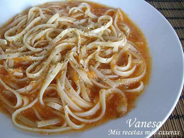 Tallarines con salsa de tomate natural al ajo y orégano