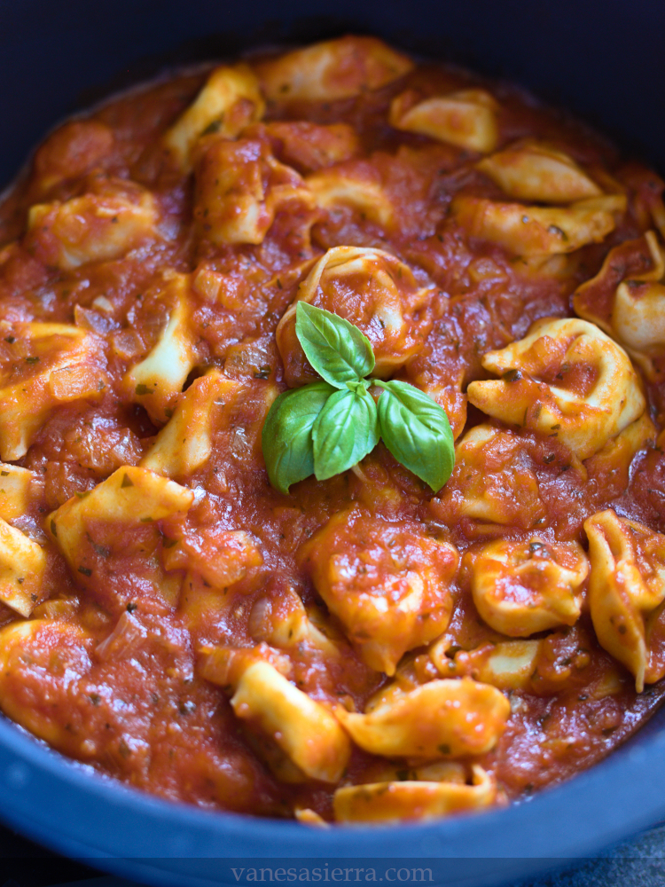 Tortellini de jamón serrano con salsa de tomate y albahaca