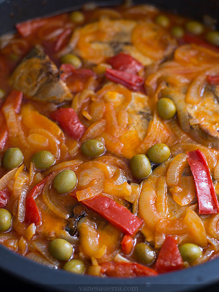 Bonito o atún encebollado