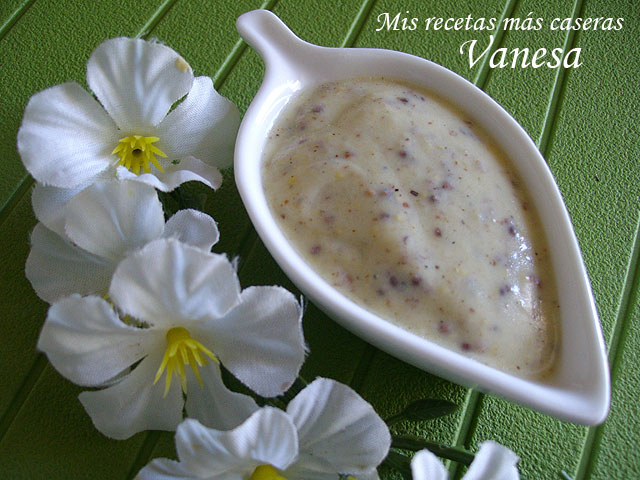 Salsa de yogur a la mostaza antigua